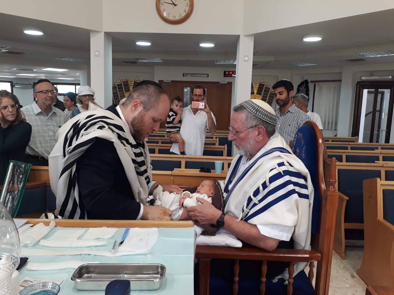Rabbi Shmuel Katz performing circumcision