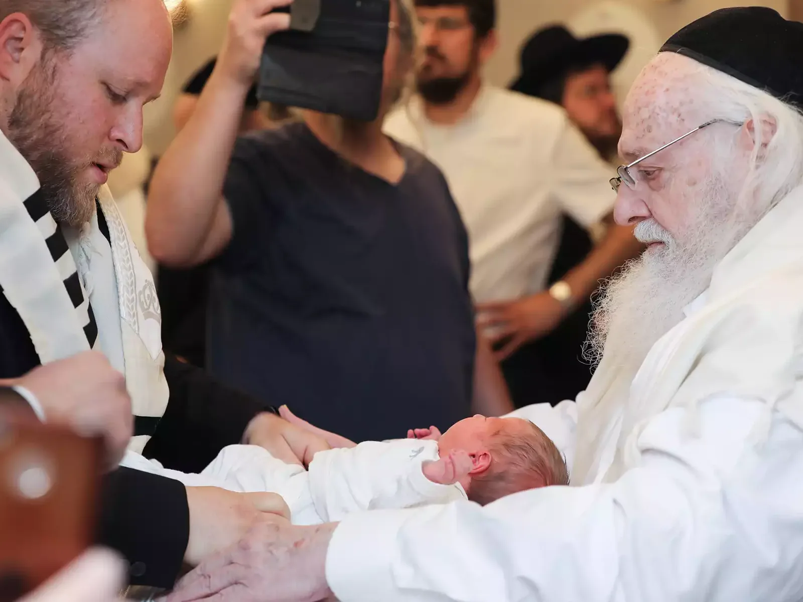 Rabbi Shmuel Katz praying over baby