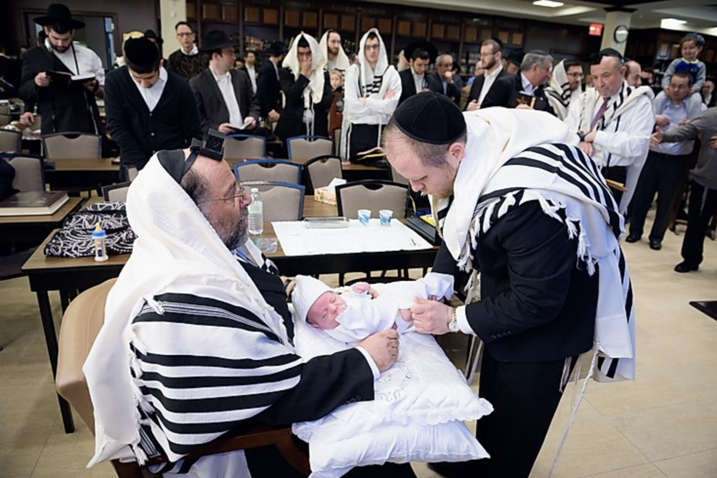 Rabbi Shmuel Katz performing circumcision